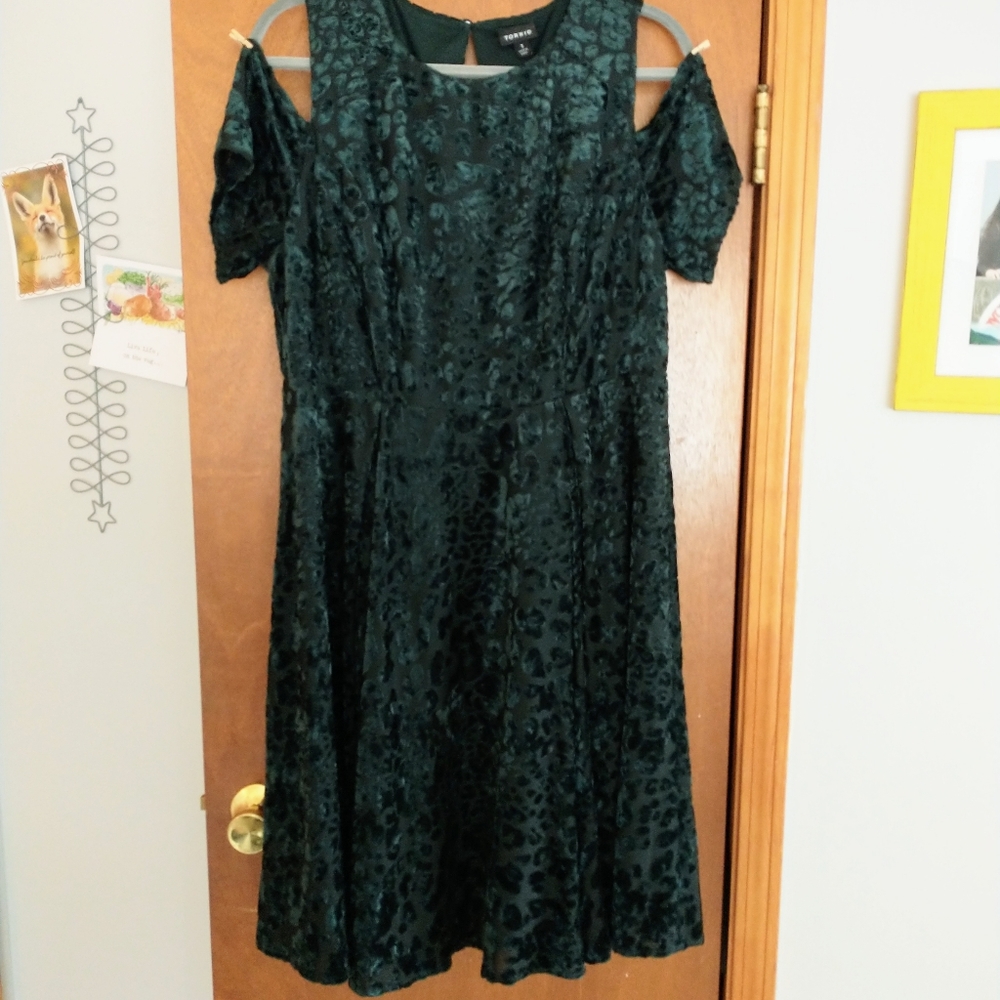 Torrid Dress Velvet Emerald Green Leopard Cold Shoulder 1